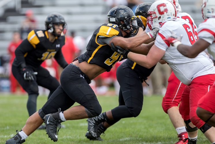 Football Rolls to 34-14 Victory over UMass Dartmouth