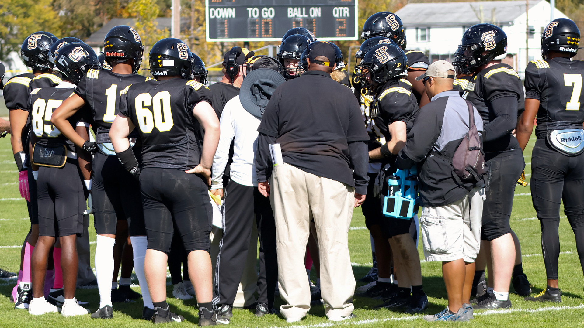 Football Defeats Dean 31-6 on Senior Day