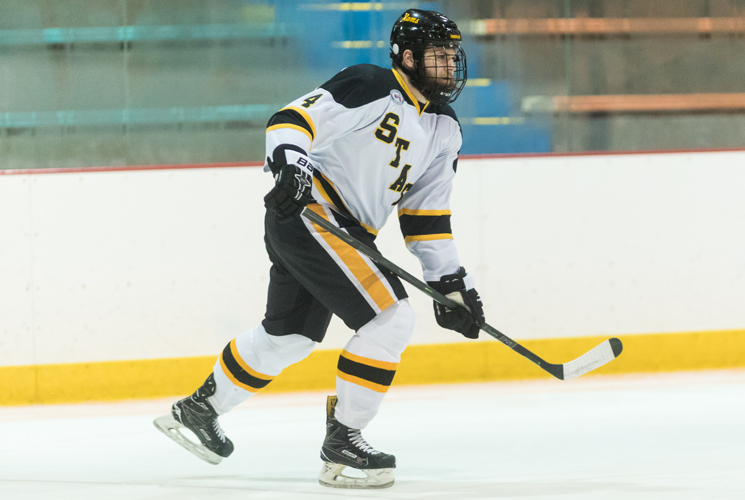 UMass Dartmouth Tops Hockey