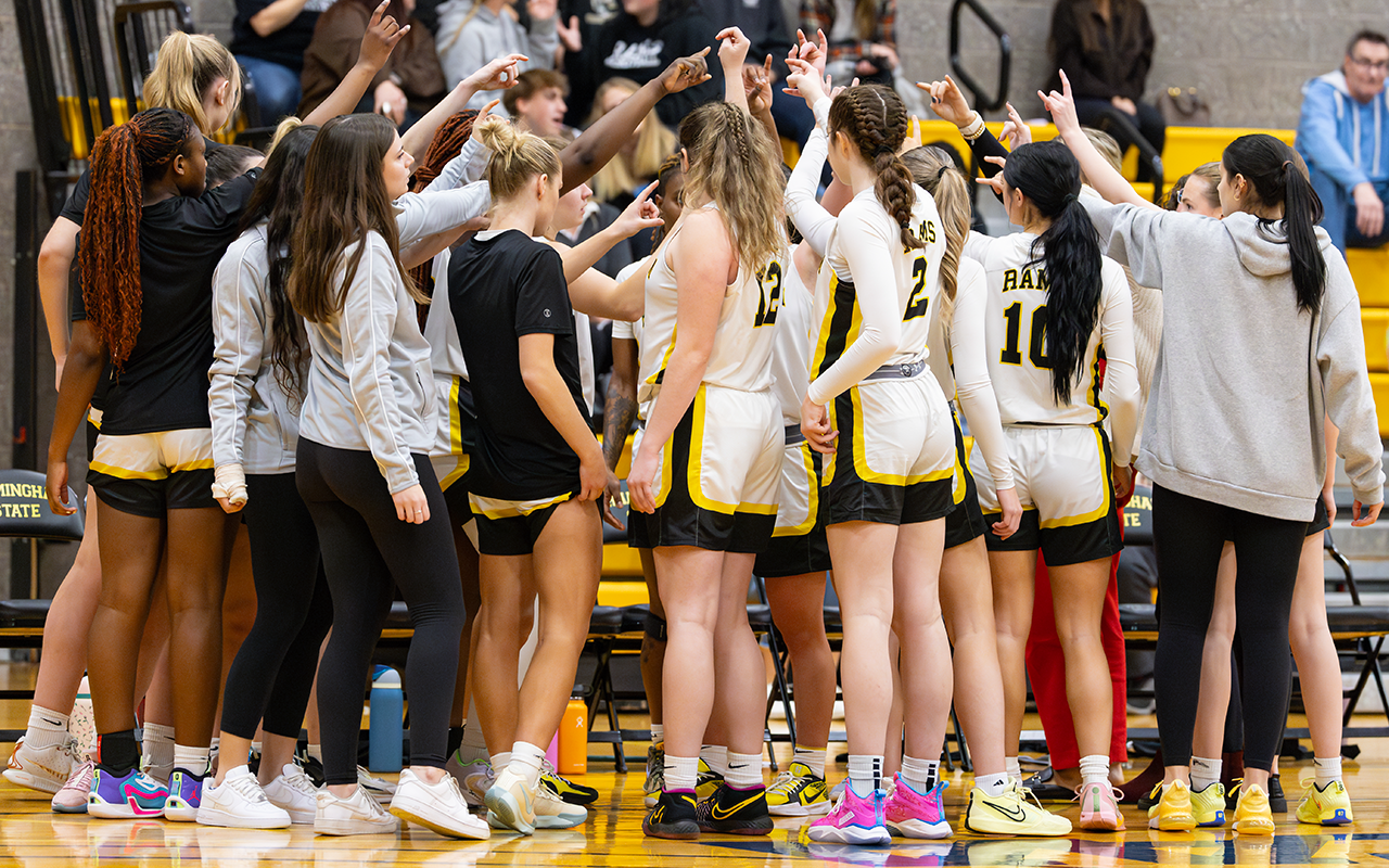 Women's Basketball Falls to Conference Leader Bridgewater State