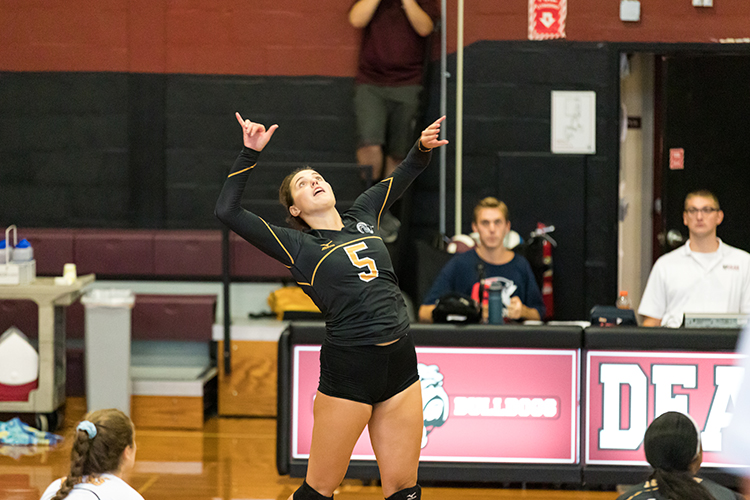 Thomas' 19 Kills Propels Volleyball Past Mount Holyoke 3-0